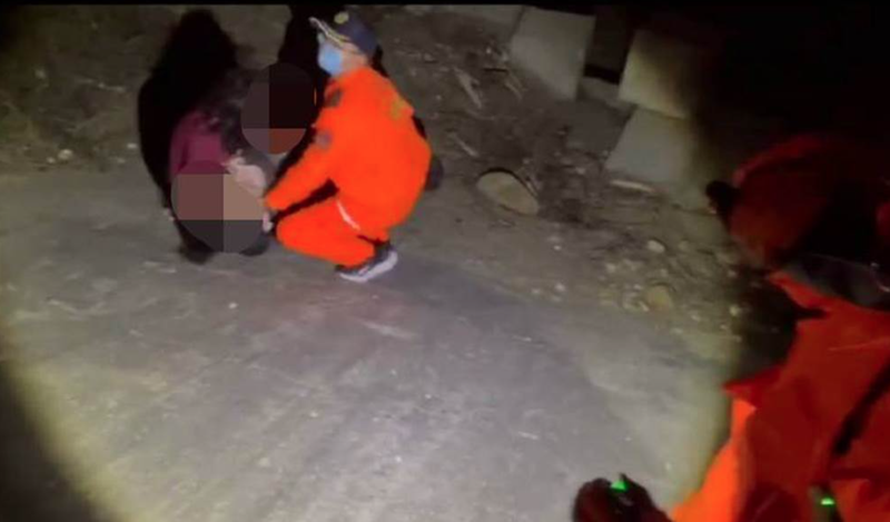 爸妈为钱吵架,母携2岁女跳海轻生,她获救,孩子却走了!夫妻争吵记住3点让