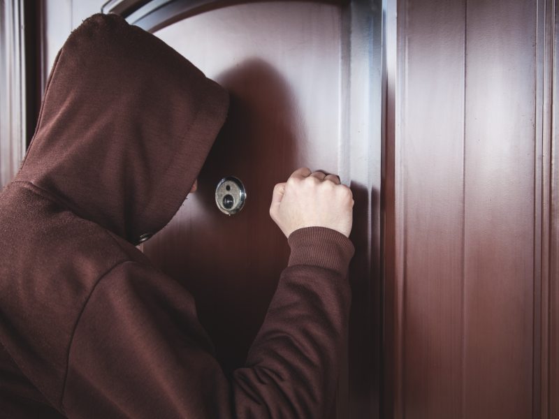 陌生男性进入家中，为何压力山大？德州妈妈：因为不信任！