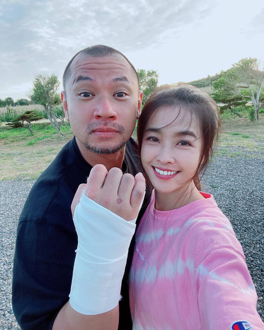 金刚右手受伤打石膏小娴惊揭「这个人还是要摆摊」