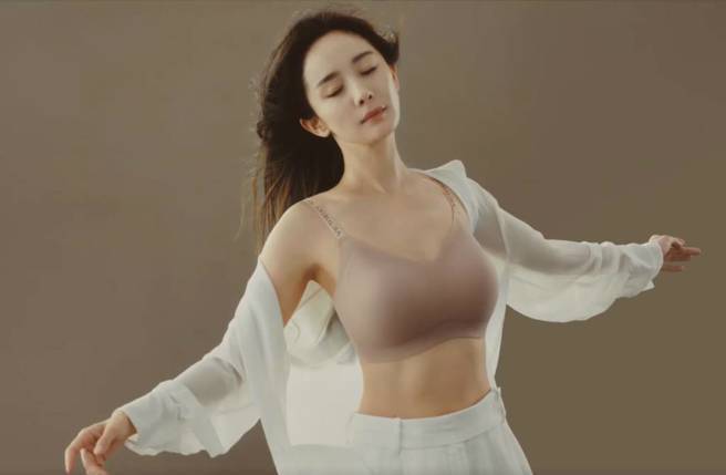 女神杨幂超猛车头灯好身材不藏了 脱了只剩内衣画面太美