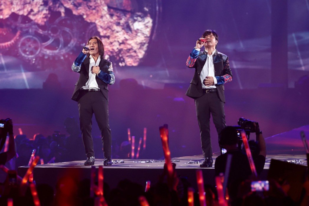 动力火车、五坚情组「七逃囝仔」颜志琳狂粉为女交差