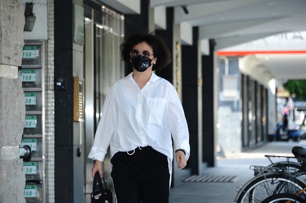 喜剧泰斗顾宝明离世王琄不舍泪诉：他一直活著