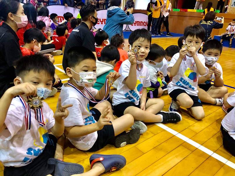 双胞胎儿子参加体操比赛，妈妈从头到尾陪训练！