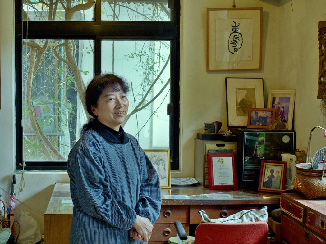 全家像野战医院？照护老残街猫朱天文用护理垫拼贴