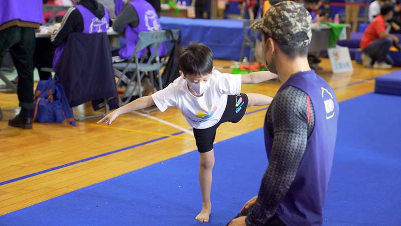 双胞胎儿子参加体操比赛，妈妈从头到尾陪训练！