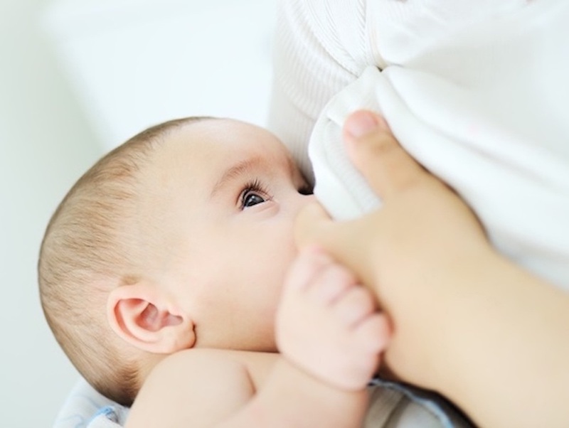 想亲喂母乳给宝宝喝，妈咪却奶水不足，补充3类食物，母奶源源不绝