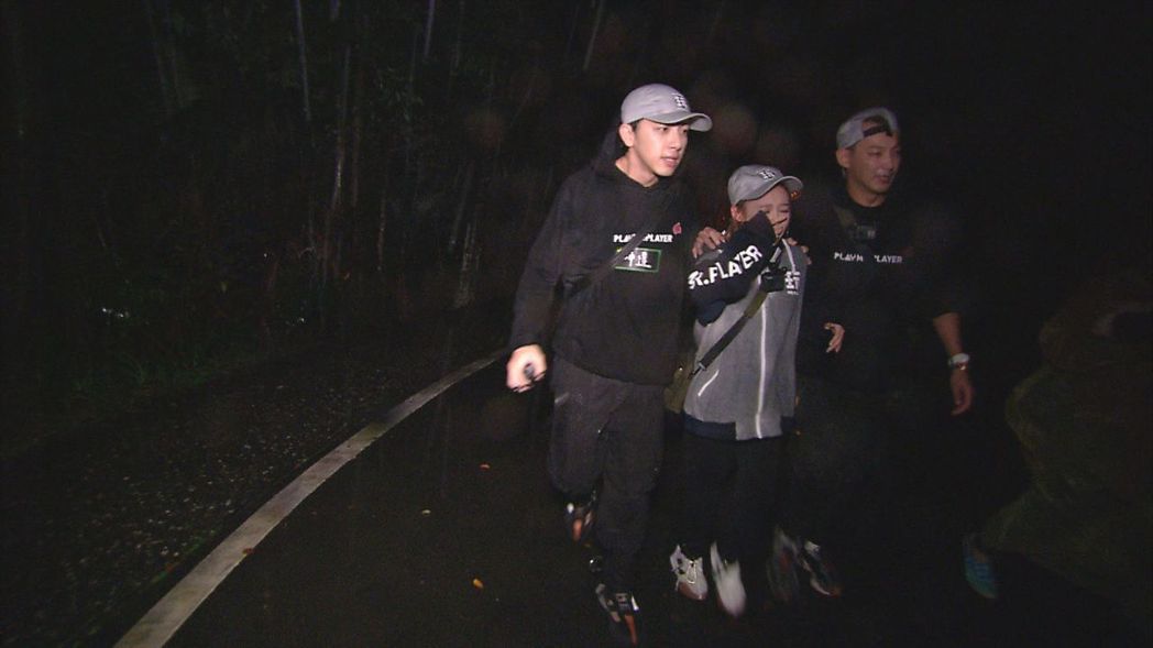 「玩很大」硬到宛如上刑场！雨中狂奔艺人班底集体崩溃