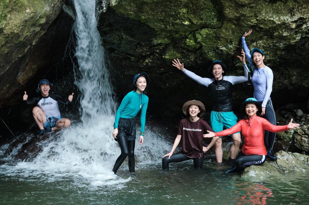 瀑布中灌满灵气杨贵媚曝邵雨薇:也有很ㄎㄧㄤ的一面