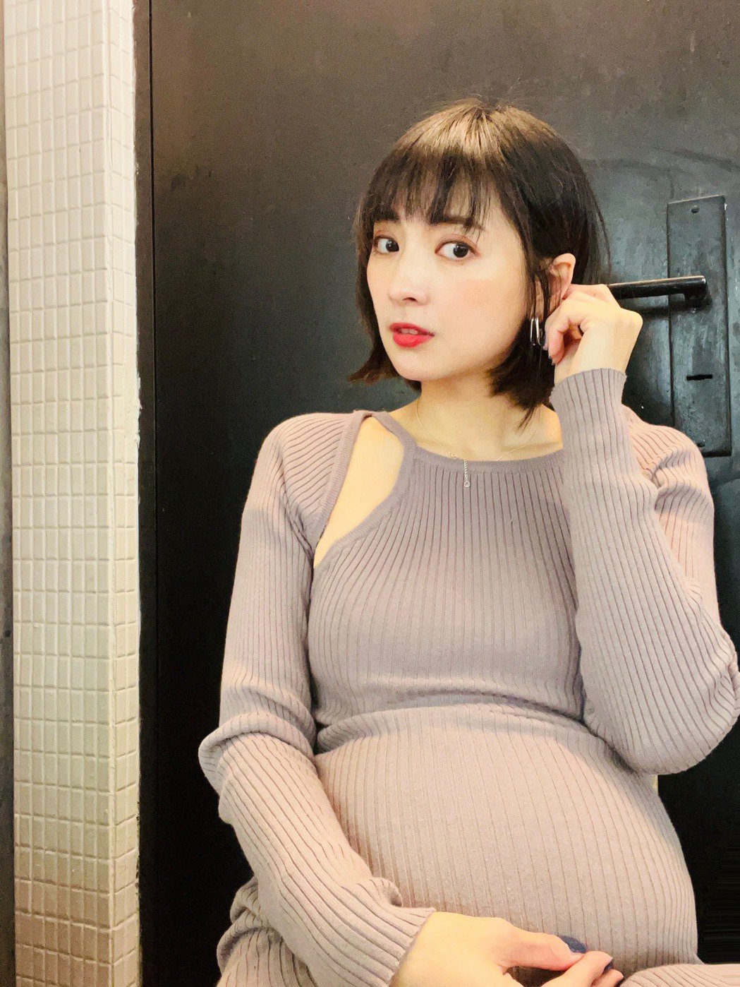 漂亮妈妈阿喜捧孕肚网友留言狂刷「恭喜」惊人真相曝光