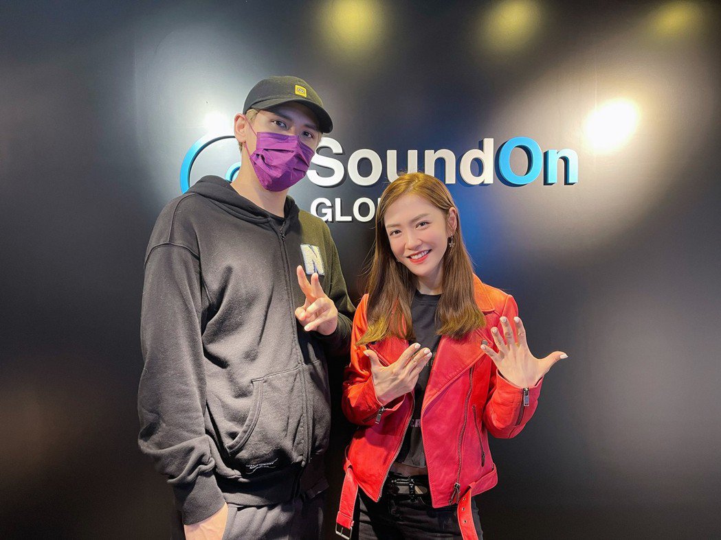 美女杨千霈主持尾牙遇上陈零九邀上Podcast对方爽快答应