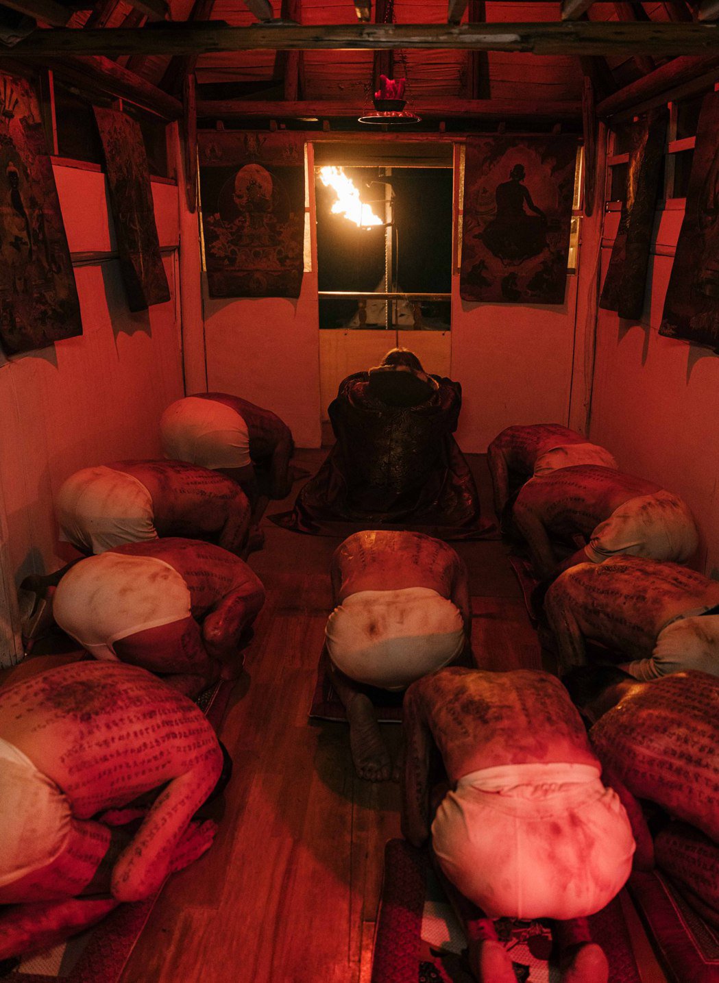 最恐怖国片的吓人利器竟是几乎只穿内裤的阿伯？