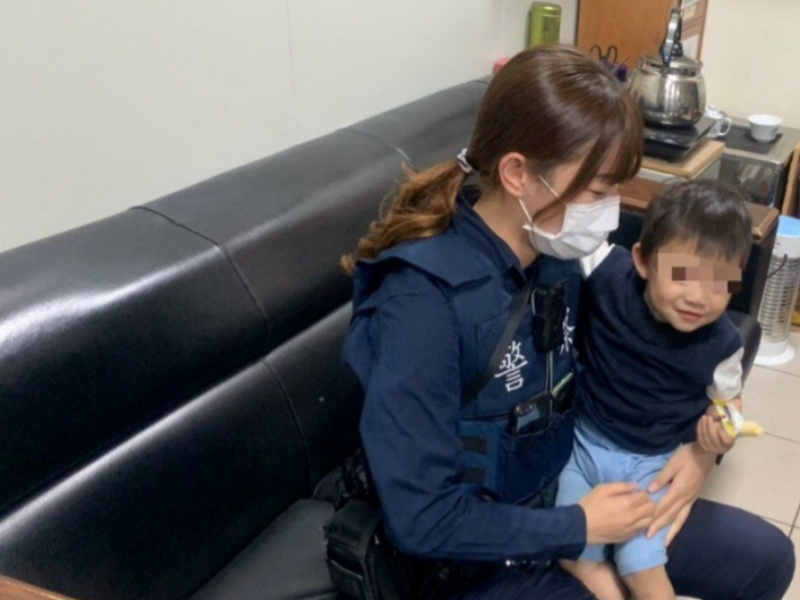 教学龄前孩子，走丢时找警察，有判断上的困难，找「这类人」或许才会最快！