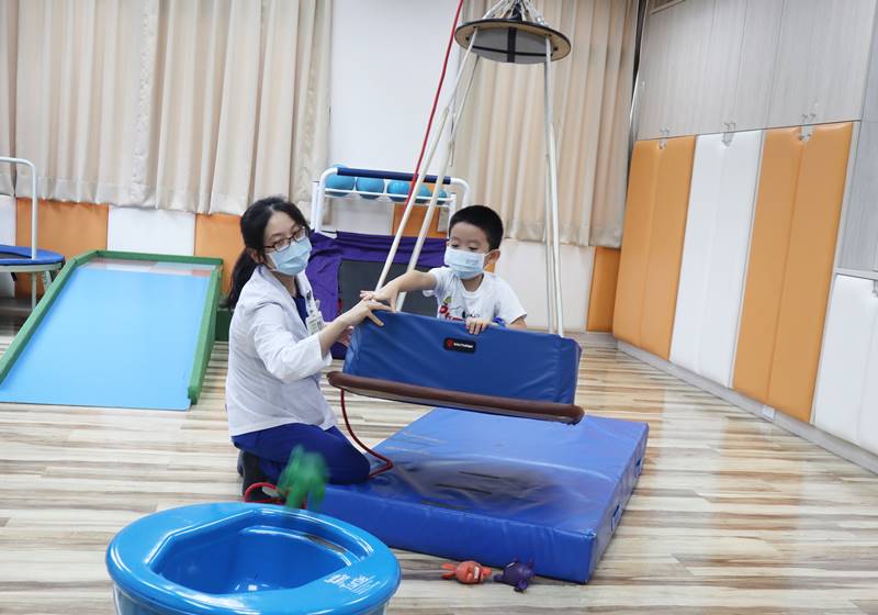 孩子很乖,不哭不闹,妈妈看电视才惊觉是发展迟缓!