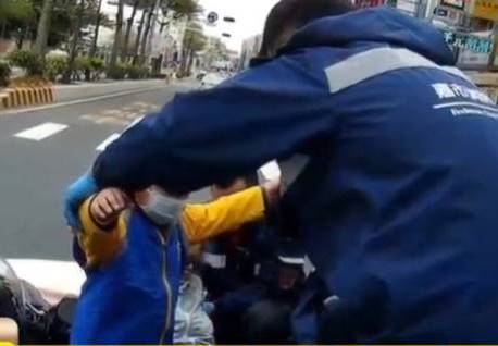 危险时先护孩！嘉义妈妈载5岁儿出车祸，倒地前一刻奋力挡车！