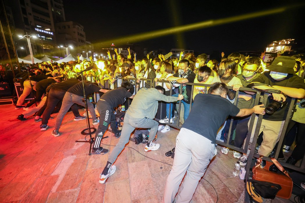 血肉果汁机主唱猪头罩顶 1.2万人情绪爆棚险压垮护城河