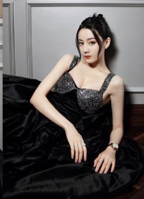 漂亮姐姐迪丽热巴私下真面目超惊人手遮胸一拿开画面太美了