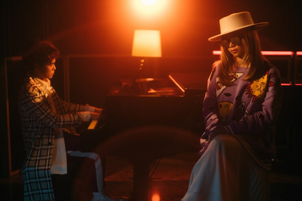 娱乐新闻:坏特?te连献第一次 蔡明仁兴奋「最好情人节礼物」