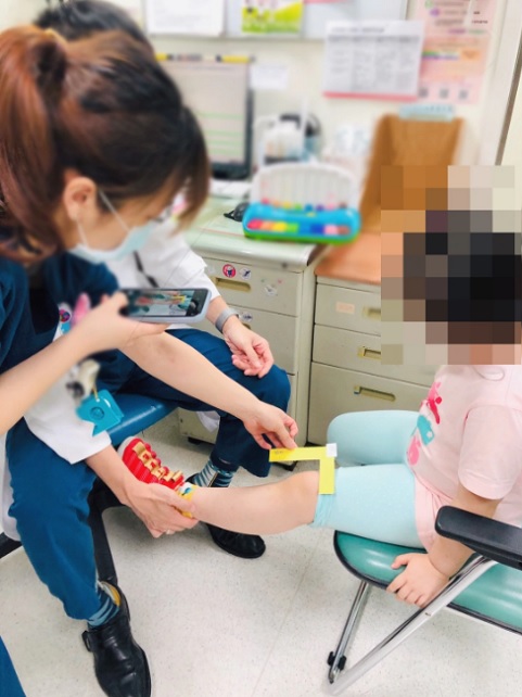 5岁女童遭狠拖出教室、重摔在地还跨过去，单亲妈怒投诉