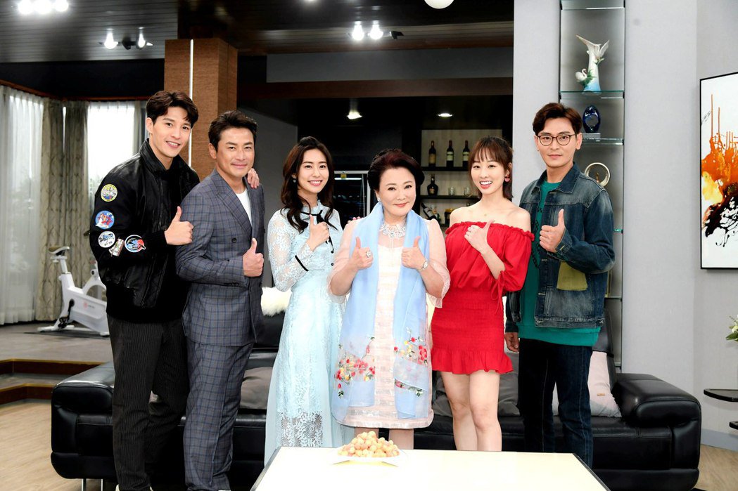 「一家团圆」搏收视首集就飞车陈冠霖眼睛遭木屑伤眼