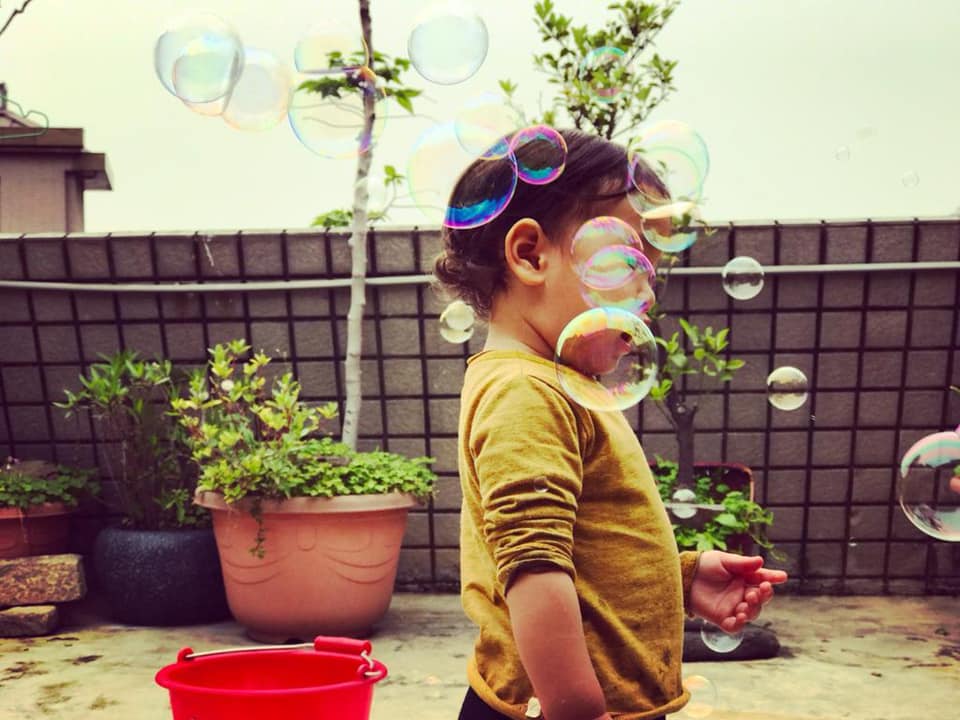 凤小岳晒儿照,喊:怀念儿子小时候可爱的模样!文末却埋惊喜彩蛋