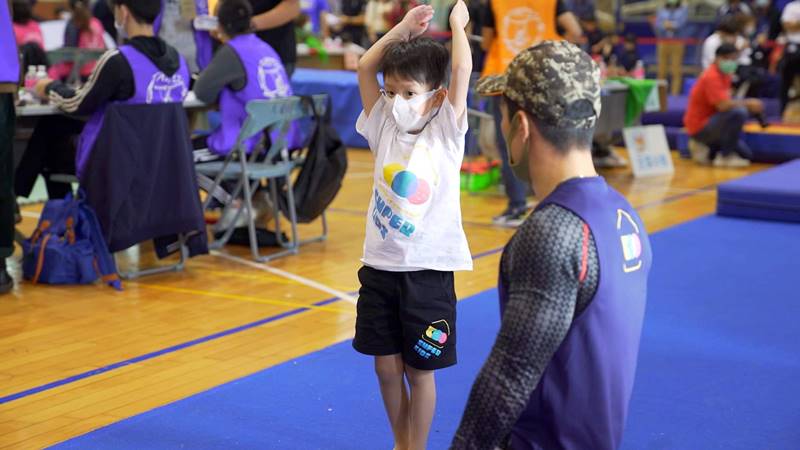 双胞胎儿子参加体操比赛，妈妈从头到尾陪训练！