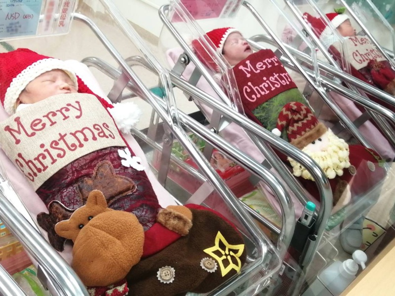 圣诞宝宝好吸睛！护理师巧思，让无法到院探视新生儿的家属仍能隔空祝福！