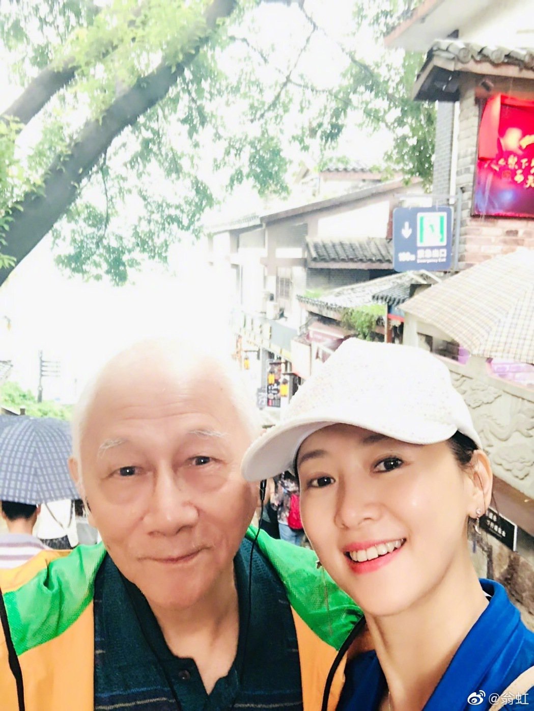 香港疫情严峻翁虹95岁爸确诊新冠肺炎吓坏了