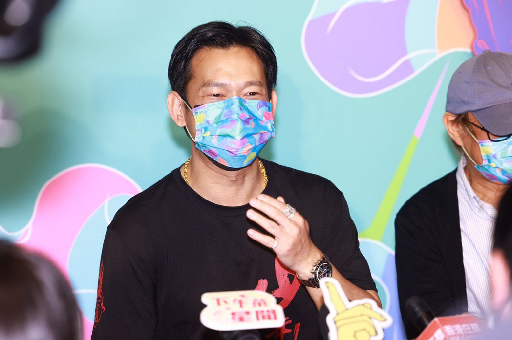 侯孝贤75岁大寿众影人庆生颜正国自谦不敢映后唱歌