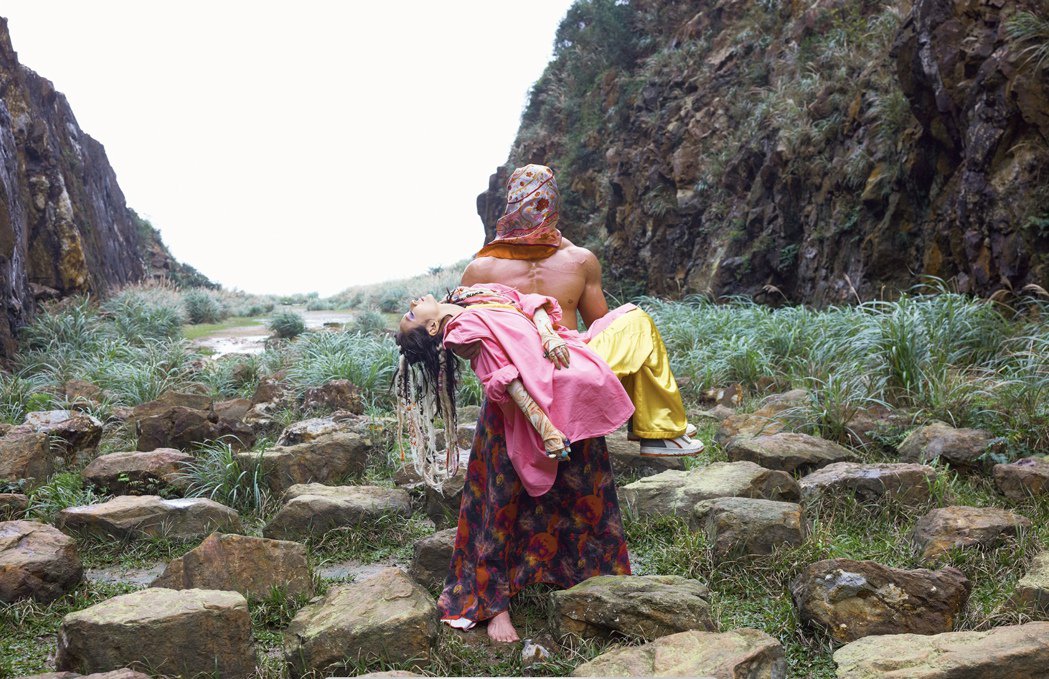 Faye被裸肌猛男「公主抱」 潮红羞认：好酸、好累