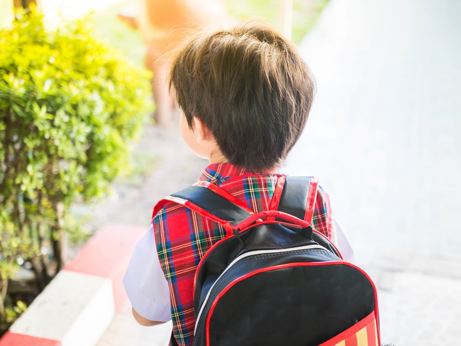 儿子小学的书包超级重!卓越成积跟良好品格,身为爸妈该看重哪一个?