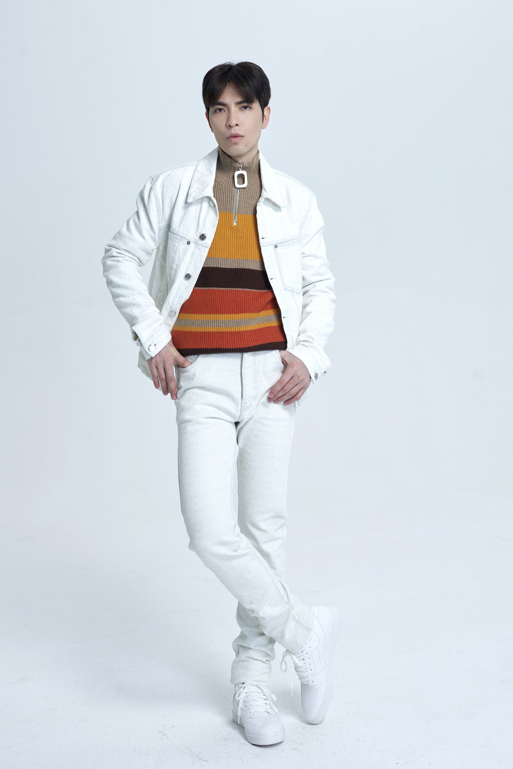 姐姐的朋友萧敬腾拍卖原味衣欢庆35岁有喜了