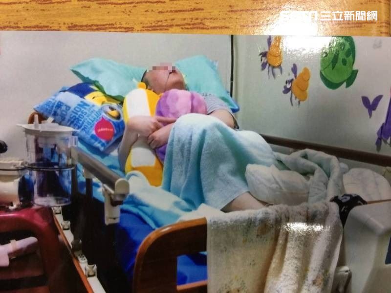 学校疏失害心脏病儿跑步变植物人,妈妈痛心:明明有在长大却醒不过来