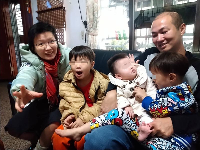 自然产用力过度，妈妈脑中风，复健强大的动力：3个孩子在等她回家的母爱