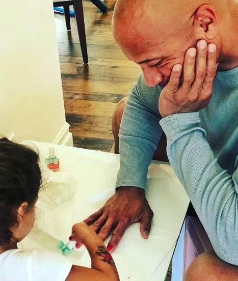 巨石强森一家染新冠肺炎！硬汉外表住著温柔内心，老婆亲喂女儿母乳