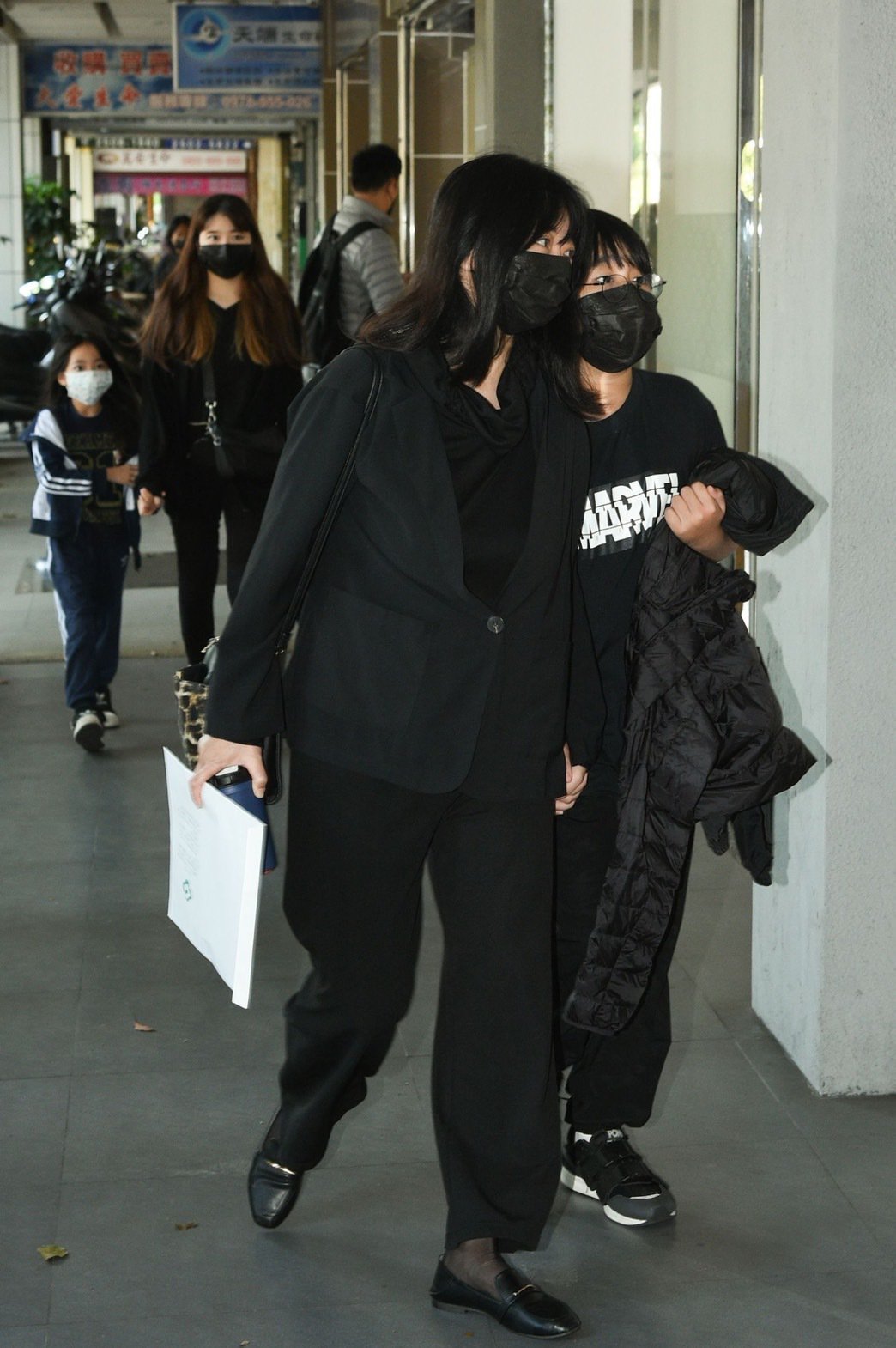 疾速风云顾宝明女儿奔灵堂张小燕面容哀戚送老友