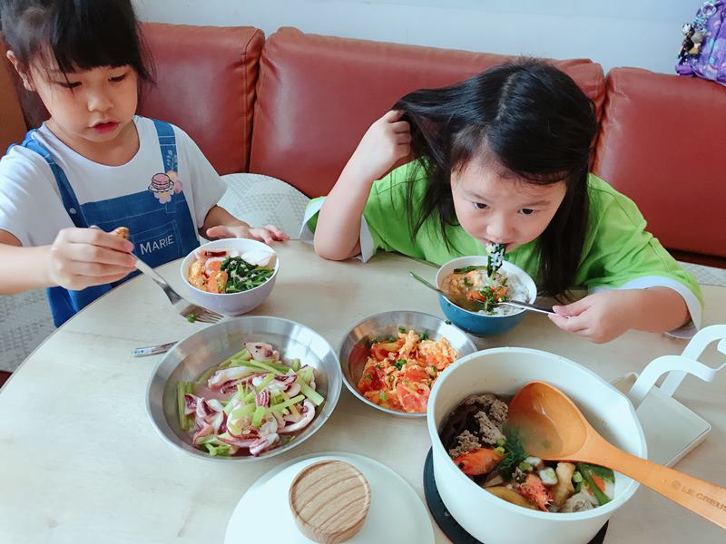 妈妈的小厨房，锅具质感好，料理更美味，让孩子充满幸福期待感！