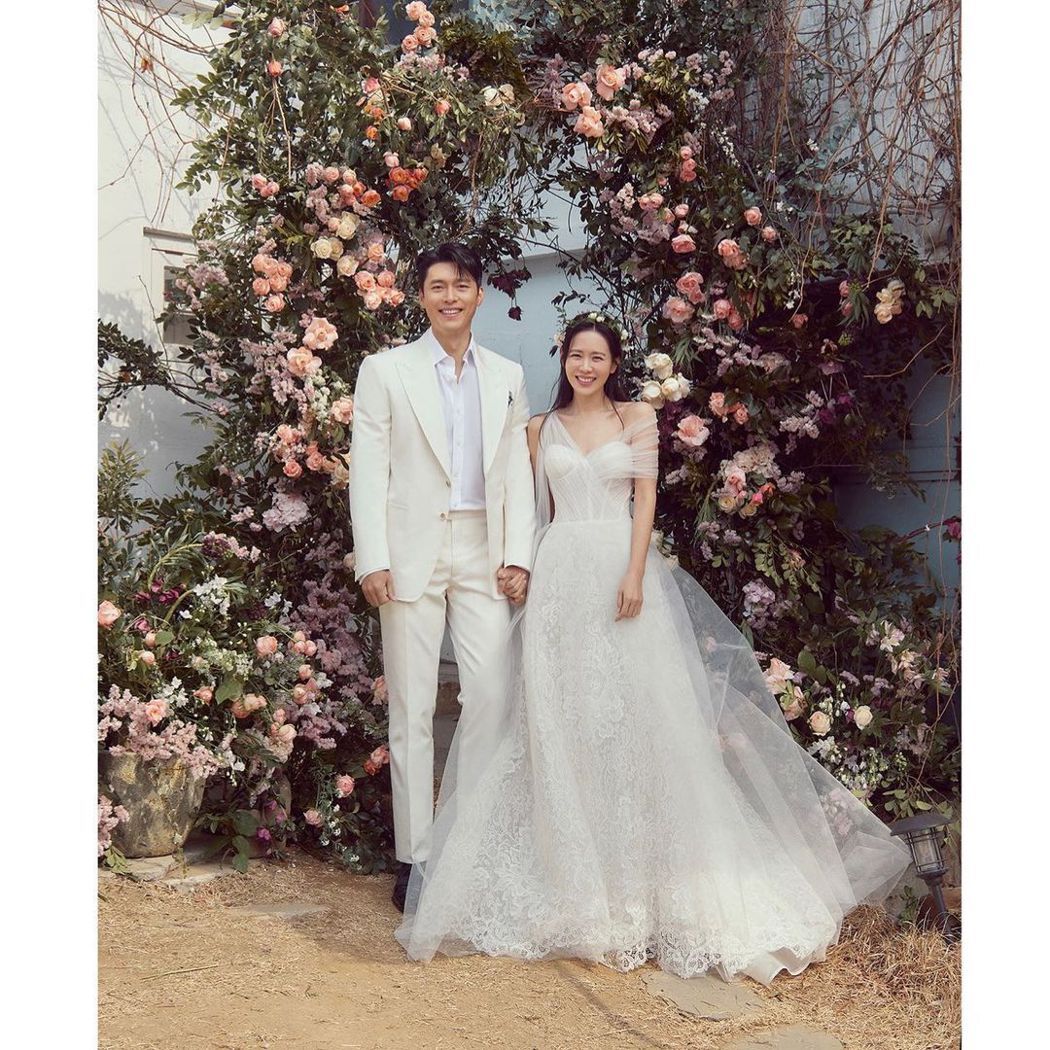 玄彬、女神孙艺真婚纱照公布灿笑连换2套小礼服