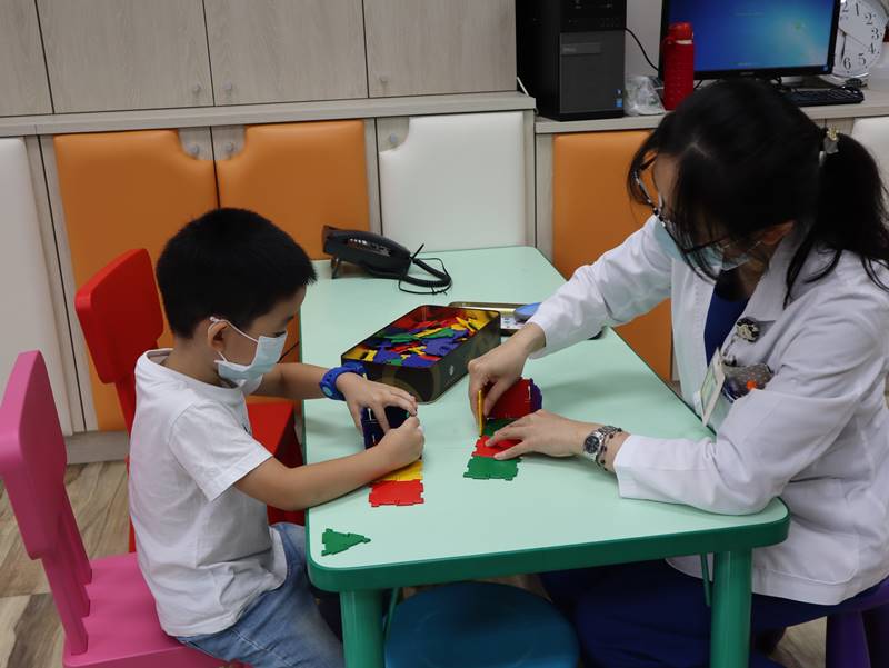 孩子很乖,不哭不闹,妈妈看电视才惊觉是发展迟缓!