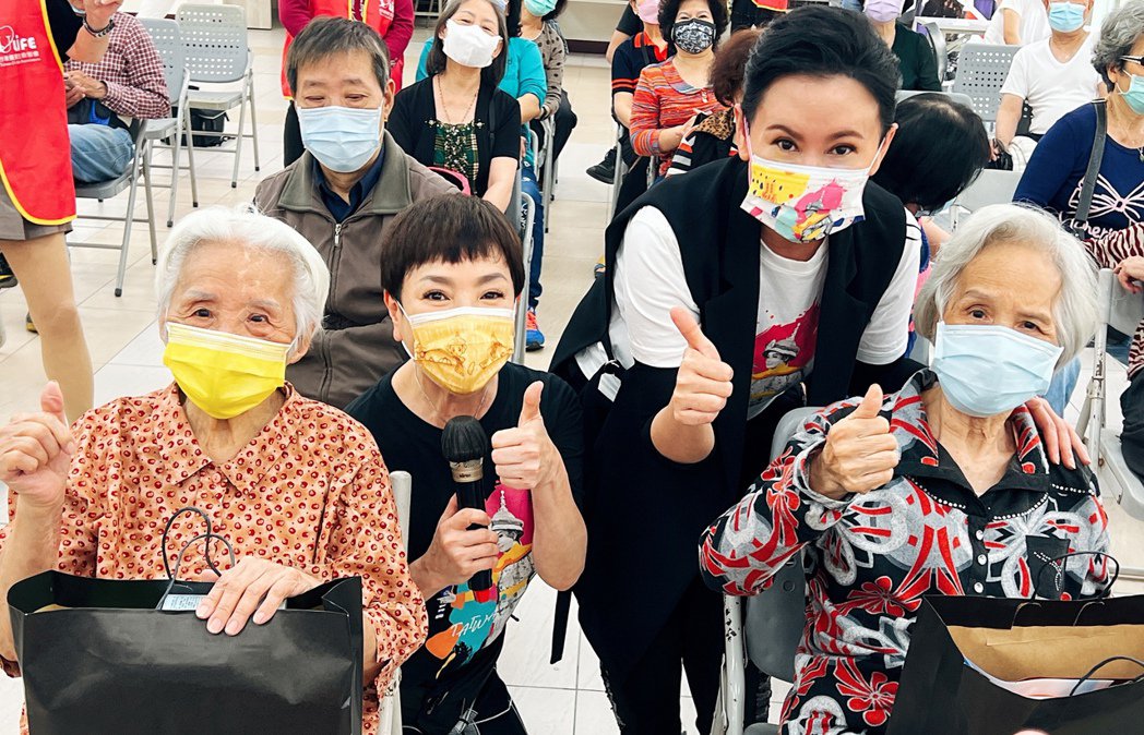 陈亚兰挥汗练舞惨遭杨丽花亏：狗都在笑你！