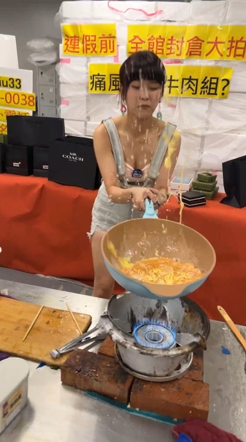 丢丢妹直播料理翻锅滚烫热油喷出手部烫伤惊呼「我用命在拼」
