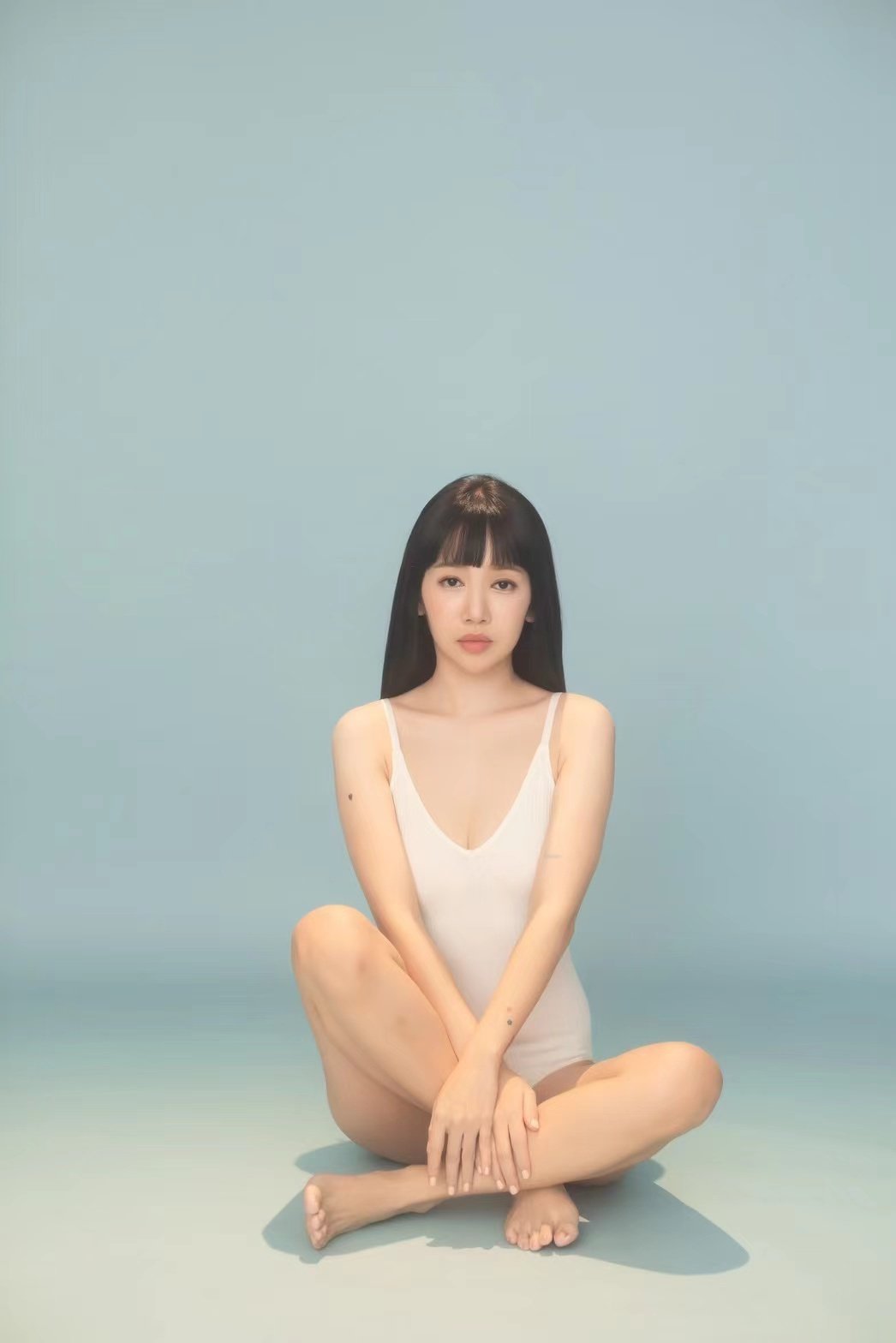 啦啦队女神转战直播泄性感床照下半身没穿