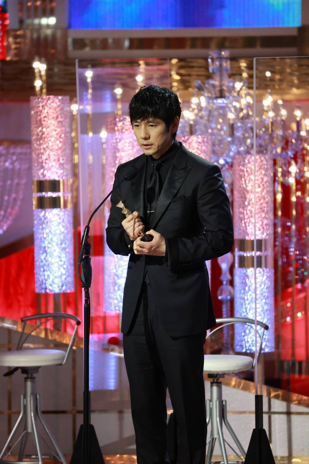 「在车上」横扫日本奥斯卡西岛秀俊出道30年首擒影帝