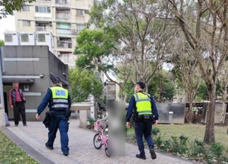 11岁女童公园随机砸小孩,单亲妈无力管教!