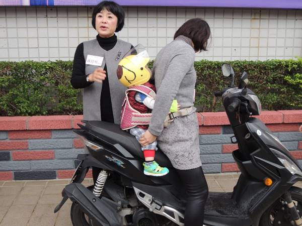 危险时先护孩！嘉义妈妈载5岁儿出车祸，倒地前一刻奋力挡车！