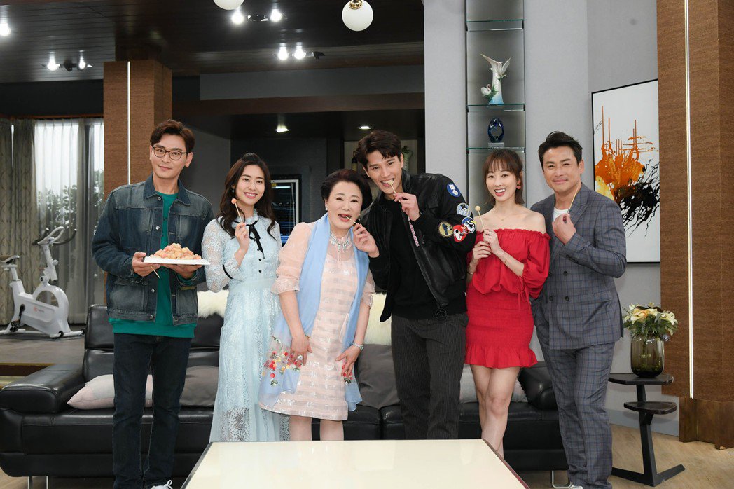 「一家团圆」搏收视首集就飞车陈冠霖眼睛遭木屑伤眼