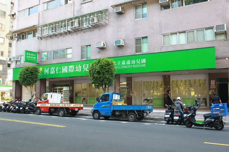 5岁女童遭狠拖出教室、重摔在地还跨过去，单亲妈怒投诉