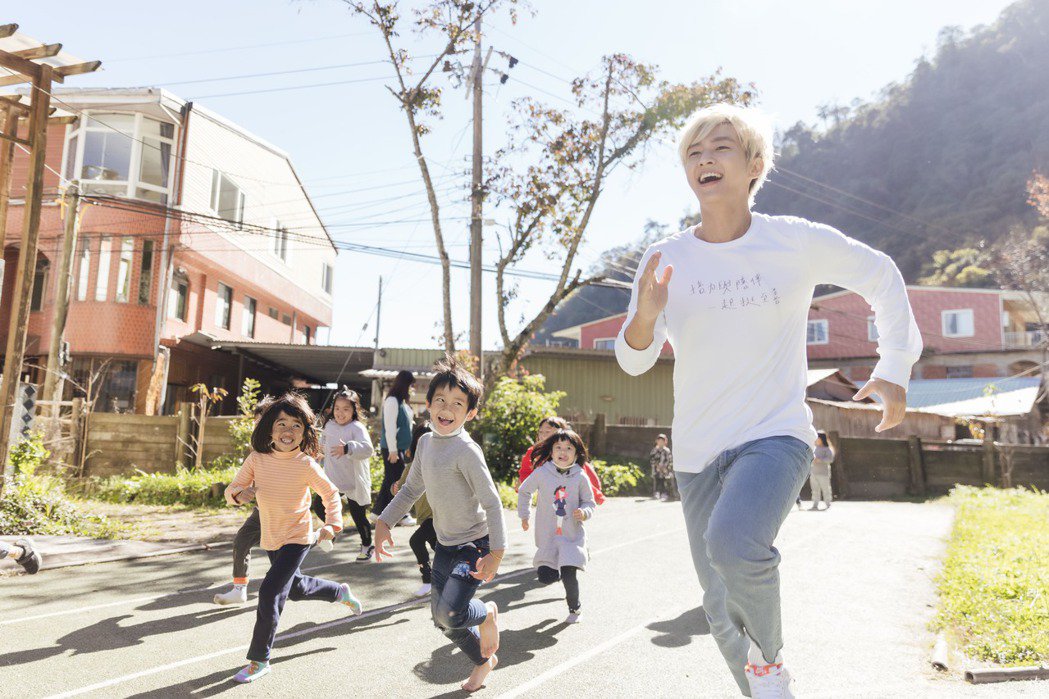 炎亚纶赴偏乡献爱心跪地扮猪一打三 现实生活想当乾爸