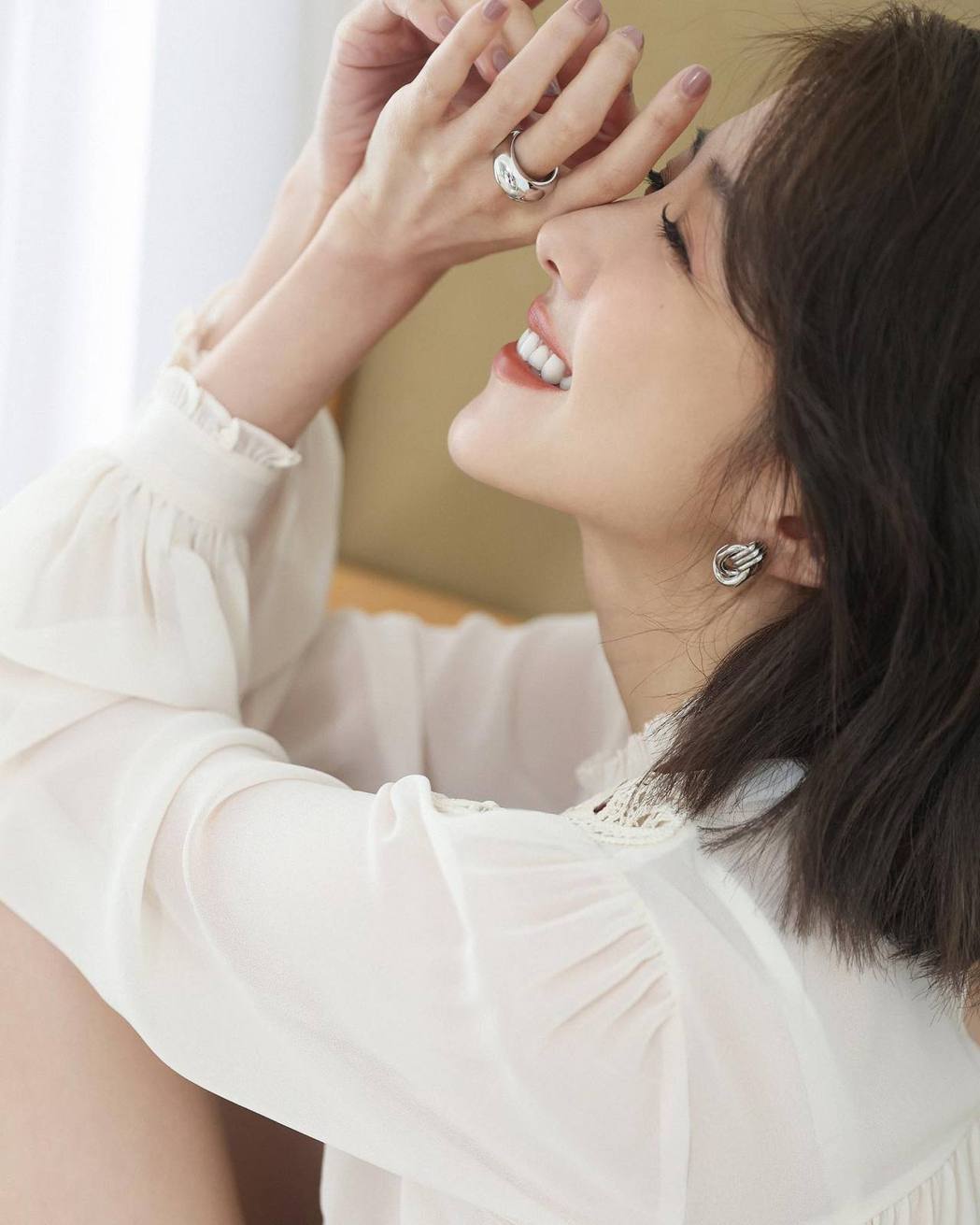 女神邵雨薇羞喊「得到大礼物」网看手上「戒指」惊呼:婚戒!?