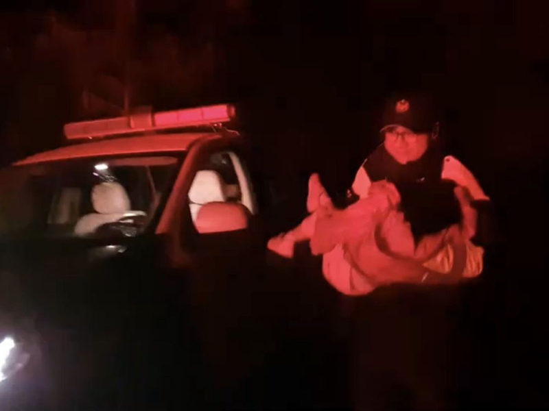 合欢山追雪,3岁女童疑高山症呕吐不止!警护送下山就医