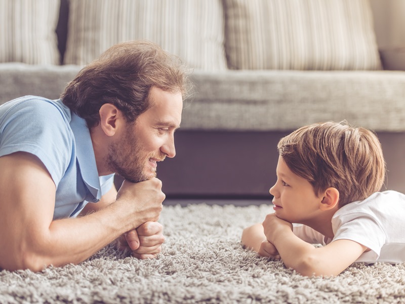 该不该给孩子零用钱?爸妈掌握4沟通策略,建立孩子正确金钱观